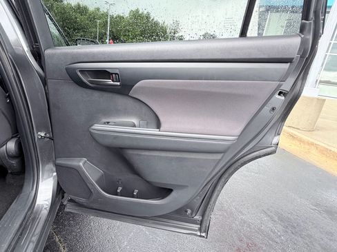 Used 2025 Toyota Highlander LE FWD image 31