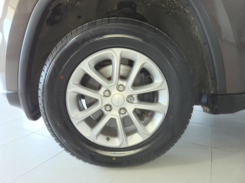 Used 2021 Jeep Grand Cherokee Laredo AWD/4WD image 12