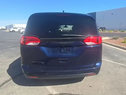 Used 2018 Chrysler Pacifica Touring Plus w/ S Appearance Package FWD image 2