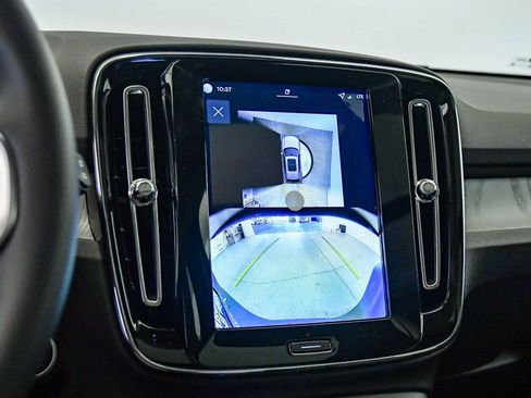 New 2026 Volvo XC40 B4 Plus w/ Climate Package image 24