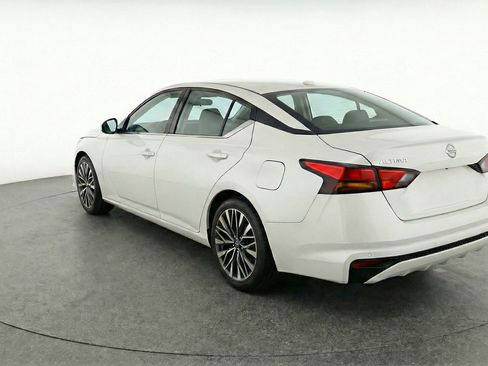 Used 2025 Nissan Altima 2.5 SV FWD image 6