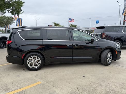 Used 2024 Chrysler Pacifica Limited image 4