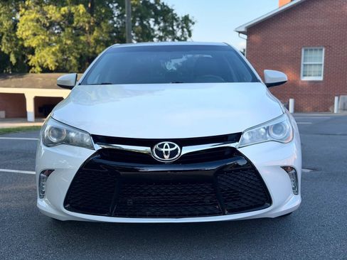 Used 2017 Toyota Camry SE w/ Moonroof Package FWD image 9