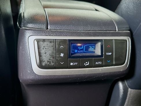 Used 2019 Toyota Highlander XLE image 24