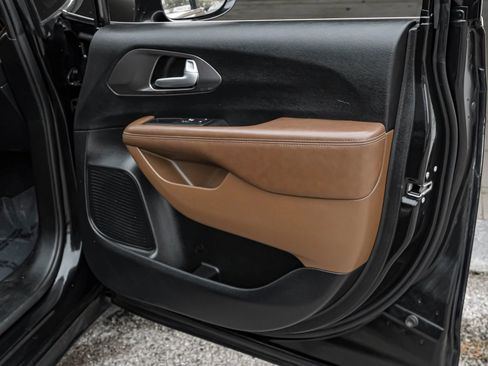 Used 2018 Chrysler Pacifica Limited image 61