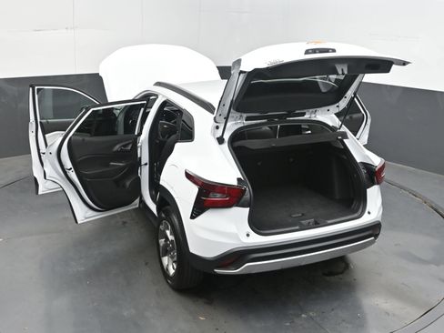 Used 2025 Chevrolet Trax LT FWD image 50