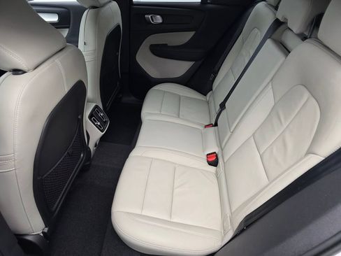 Used 2022 Volvo XC40 T5 Momentum w/ Premium Package AWD/4WD image 12