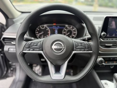 Used 2025 Nissan Altima 2.5 SV FWD image 3
