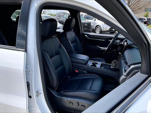 Used 2024 GMC Acadia Elevation image 8