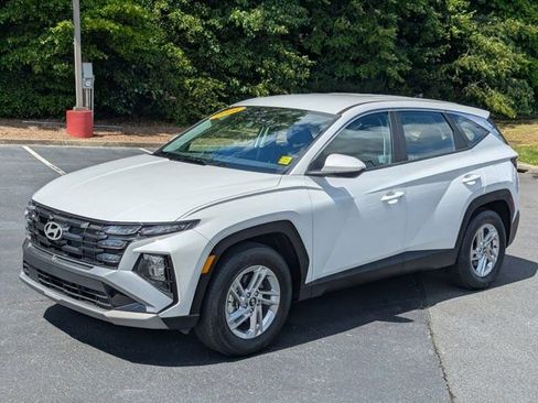 Used 2025 Hyundai Tucson SE image 3