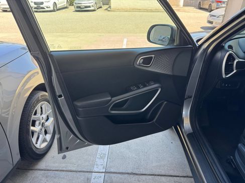 Used 2025 Kia Soul LX w/ LX Technology Package FWD image 18