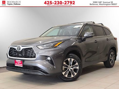 Used 2023 Toyota Highlander XLE AWD/4WD image 1