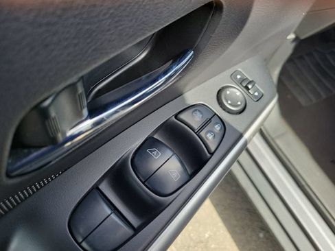 Used 2018 Nissan Kicks SV FWD image 14