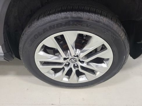 Used 2019 Toyota RAV4 XLE Premium FWD image 39