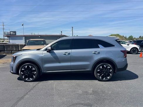 Certified 2025 Kia Sorento EX w/ Panoramic Sunroof Package AWD/4WD image 4