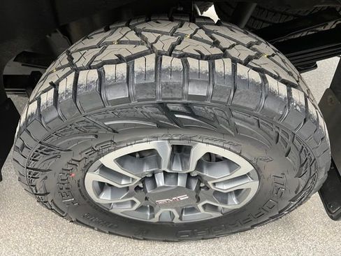 Used 2024 GMC Sierra 3500 SLT w/ SLT Convenience Package image 16