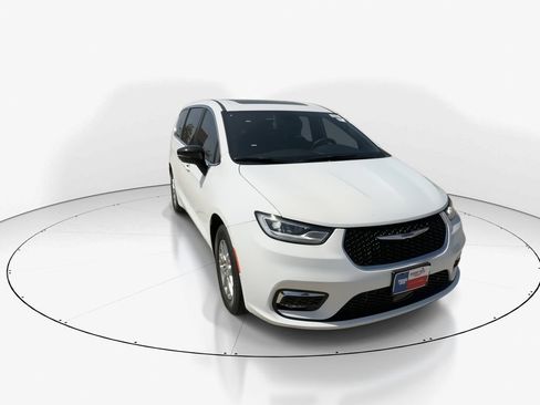New 2026 Chrysler Pacifica Select FWD image 3