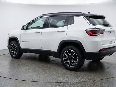 Used 2025 Jeep Compass Trailhawk image 6