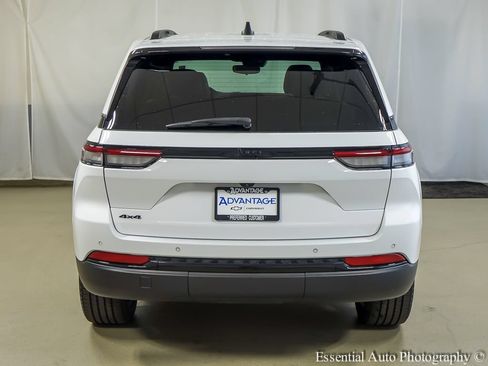 Used 2023 Jeep Grand Cherokee Altitude AWD/4WD image 6