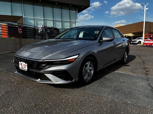 Used 2025 Hyundai Elantra SE w/ Cargo Package FWD image 1
