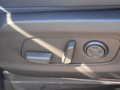 New 2026 Kia Carnival EX image 28