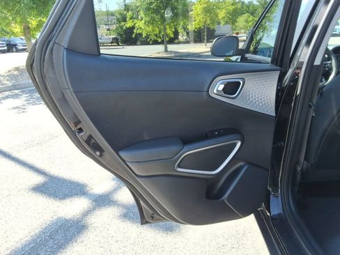 Used 2022 Kia Soul LX FWD image 17