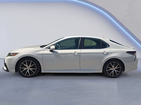Used 2024 Toyota Camry SE FWD image 3