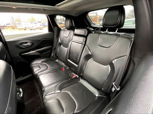 Used 2019 Jeep Cherokee Limited image 28