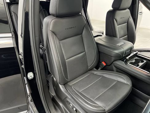Used 2025 GMC Yukon Denali AWD/4WD image 30