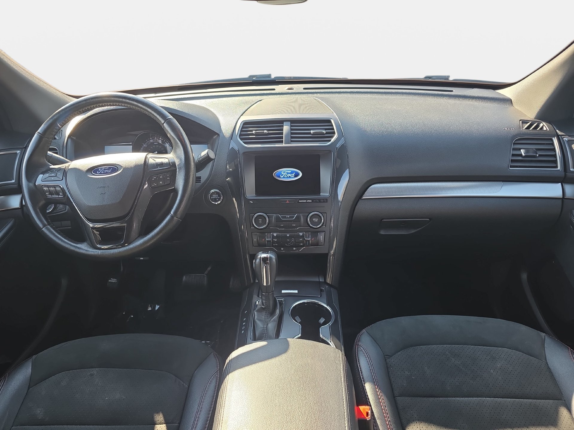 Used 2019 Ford Explorer XLT w/ Equipment Group 202A FWD image 9