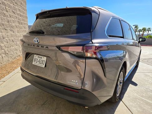 Used 2024 Toyota Sienna XLE image 4