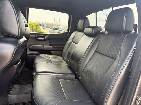 Used 2018 Toyota Tacoma TRD Sport w/ TRD Premium Sport Package RWD image 16