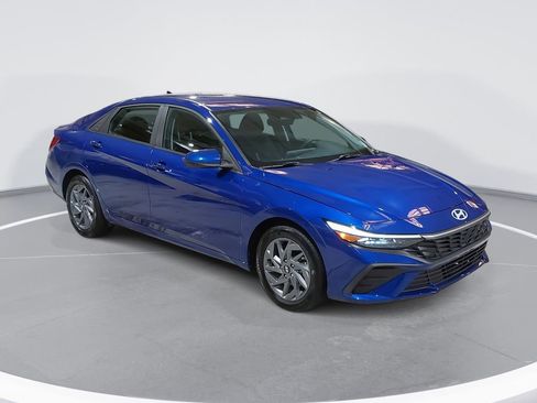 Certified 2024 Hyundai Elantra SEL image 3