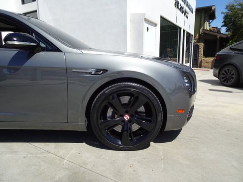 Used 2018 Bentley Flying Spur S V8 AWD/4WD image 9