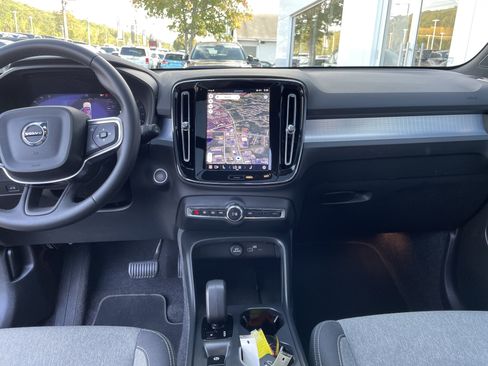 Certified 2025 Volvo XC40 B5 Core image 8