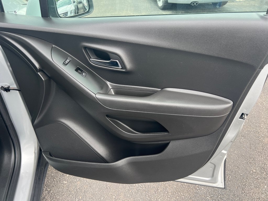Used 2018 Chevrolet Trax LT w/ LT Convenience Package AWD/4WD image 30
