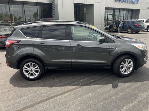 Used 2017 Ford Escape SE w/ Equipment Group 201A FWD image 8