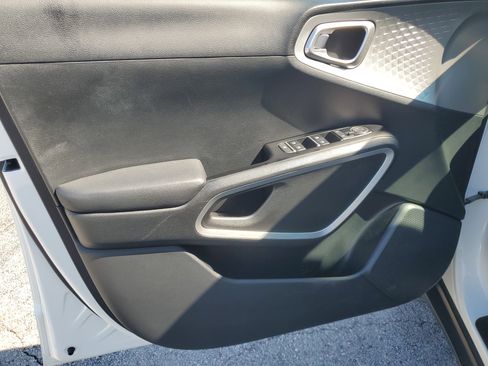 Used 2025 Kia Soul LX w/ LX Technology Package image 10