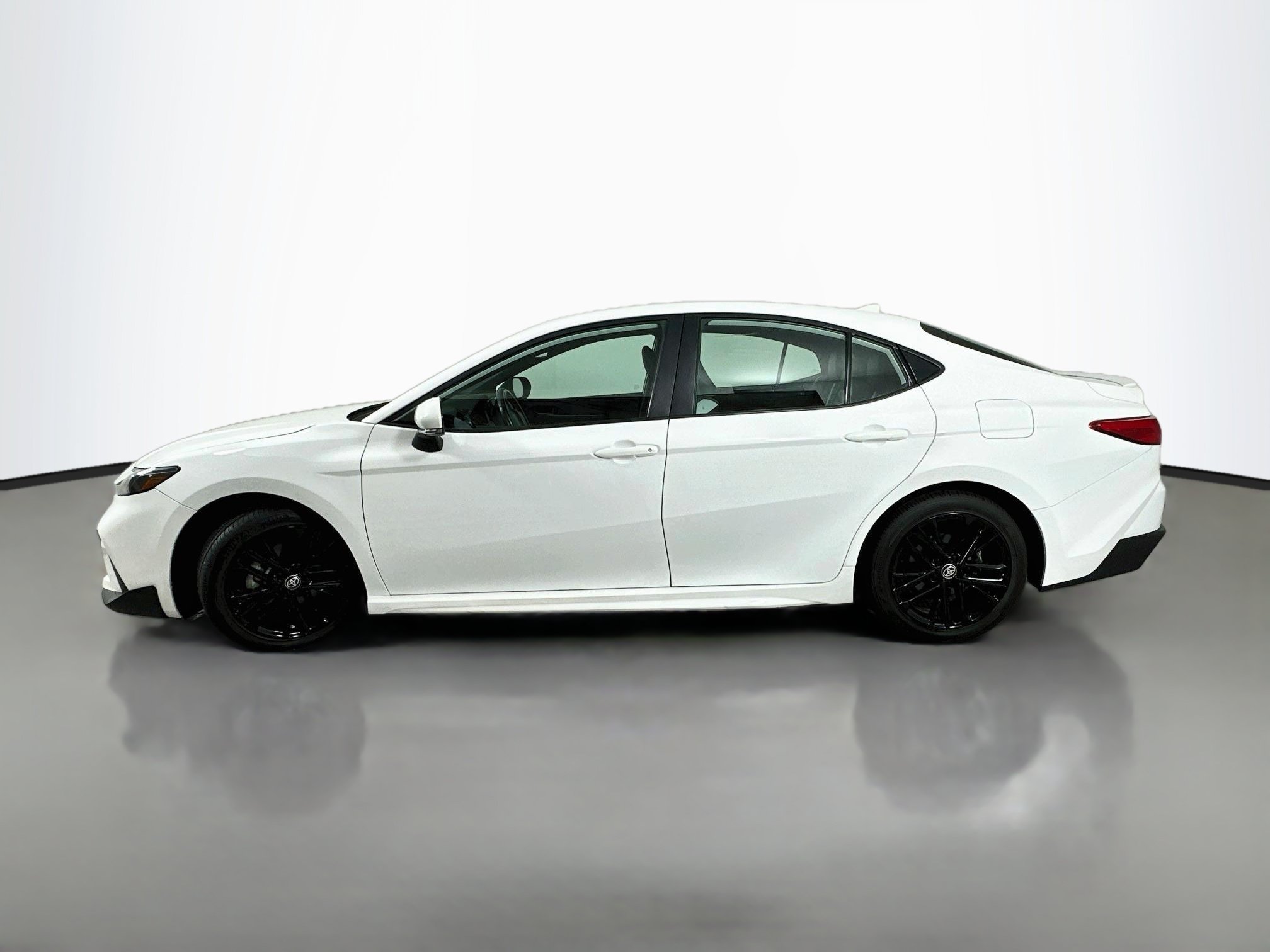 Used 2025 Toyota Camry SE FWD image 4