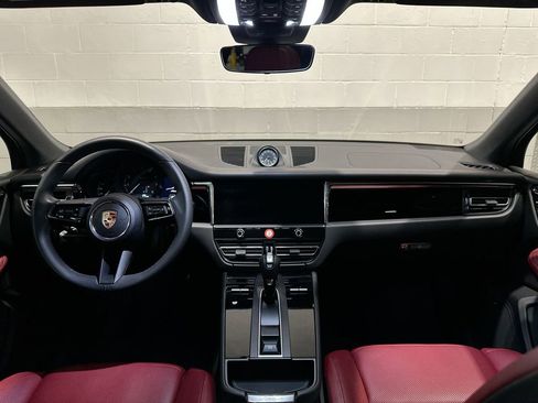 Used 2025 Porsche Macan image 8