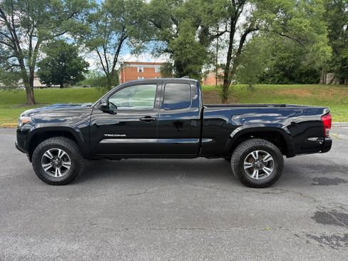 Used 2017 Toyota Tacoma TRD Sport w/ Tow Package (A/T) AWD/4WD image 8