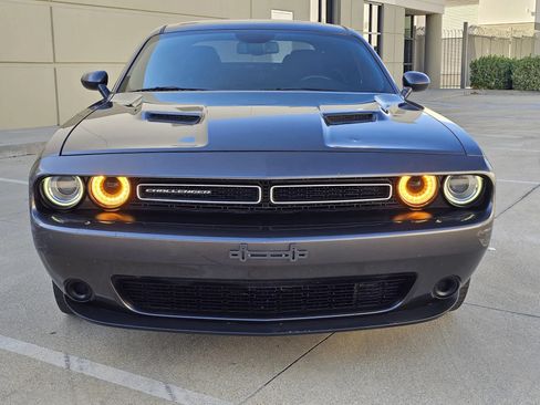 Used 2018 Dodge Challenger SXT RWD image 2
