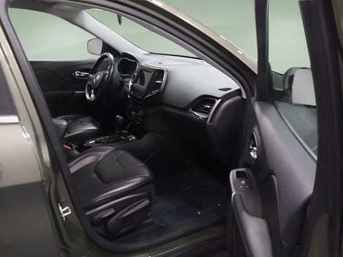 Used 2019 Jeep Cherokee Latitude Plus w/ Cold Weather Group AWD/4WD image 13