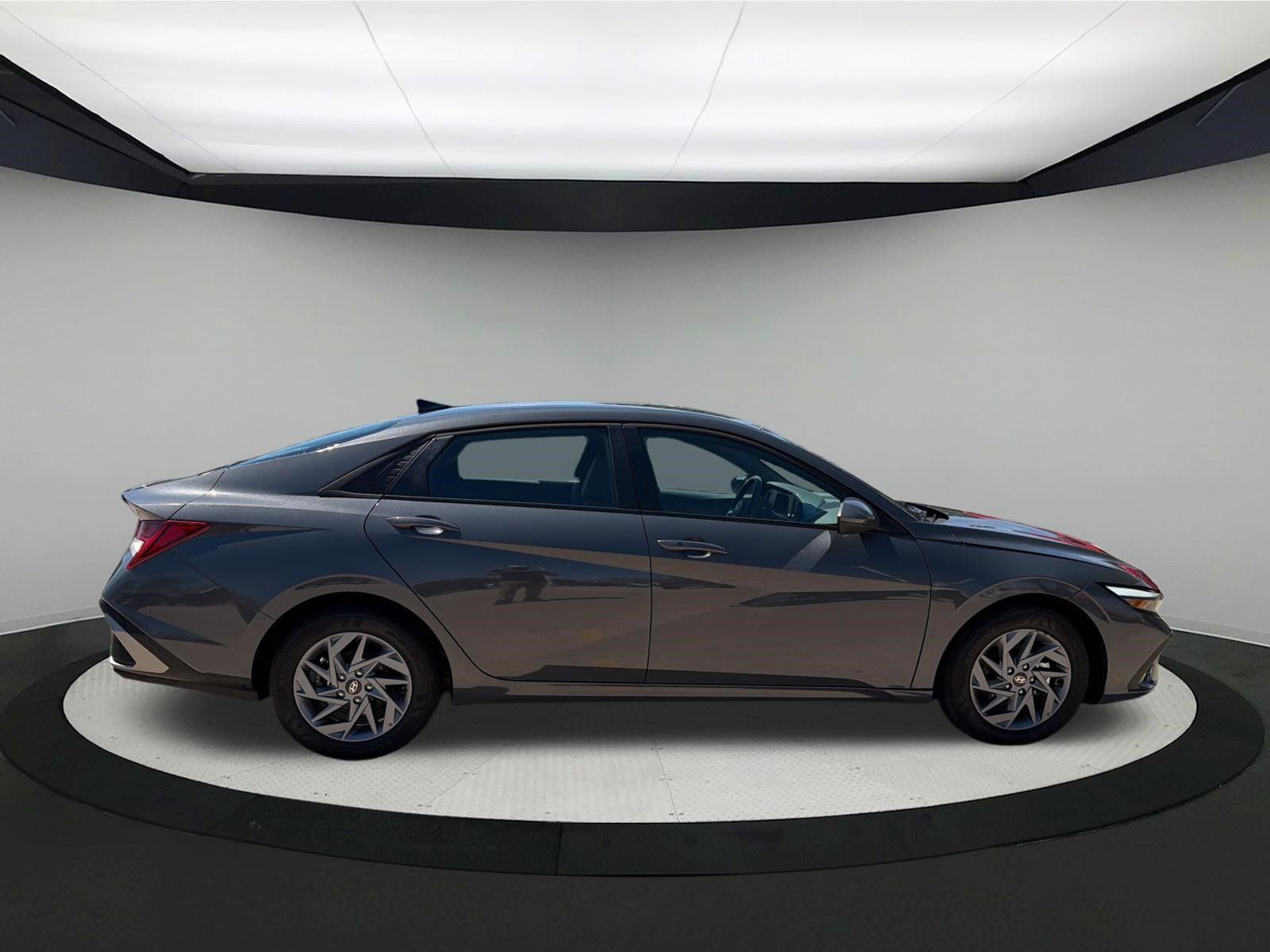 Used 2026 Hyundai Elantra Hybrid FWD image 3