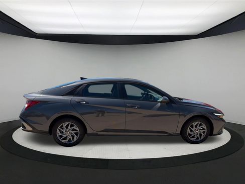 Used 2026 Hyundai Elantra Hybrid FWD image 3