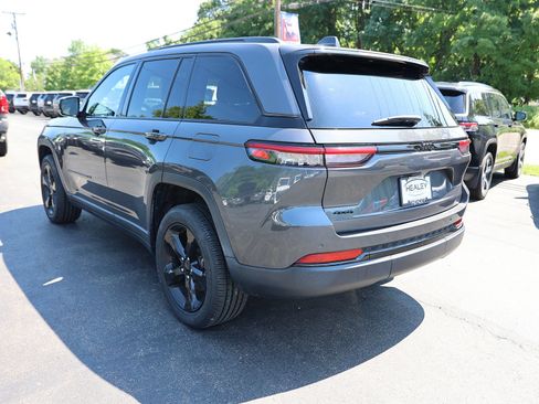 Used 2022 Jeep Grand Cherokee Altitude AWD/4WD image 5
