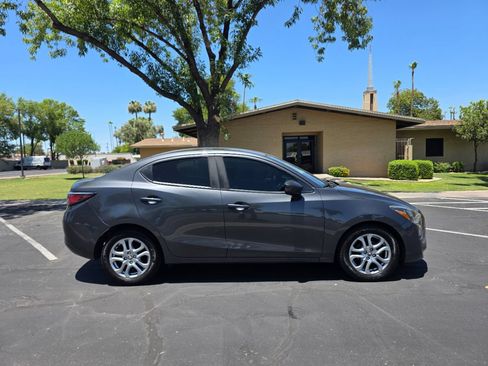 Used 2018 Toyota Yaris iA FWD image 3