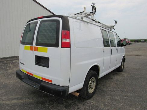 Used 2017 Chevrolet Express 2500 RWD image 3