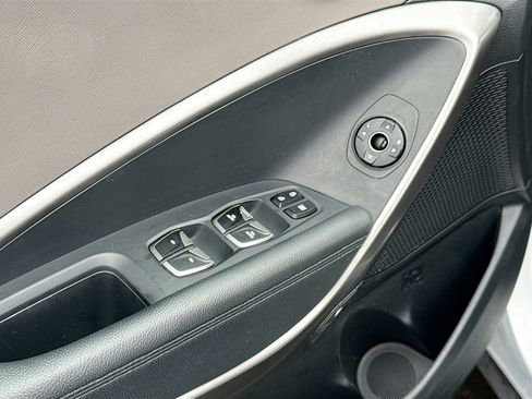 Used 2017 Hyundai Santa Fe SE image 8