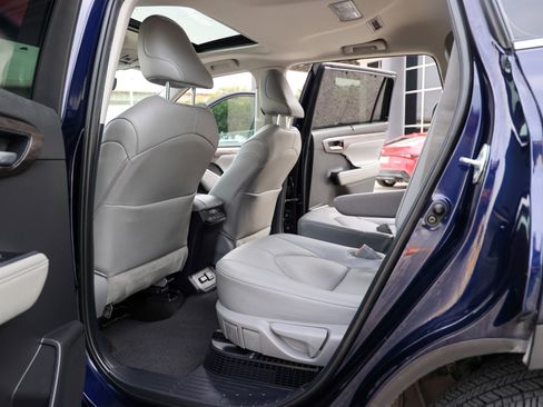 Used 2024 Toyota Highlander Limited FWD image 42